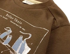 Wheat t-shirt walnut roller skates